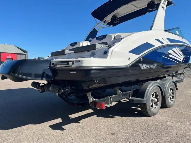 2019 DIVERS/AUTRES CHAPARRAL VRX2430 in Powerboats & Motorboats in Lac-Saint-Jean - Image 4