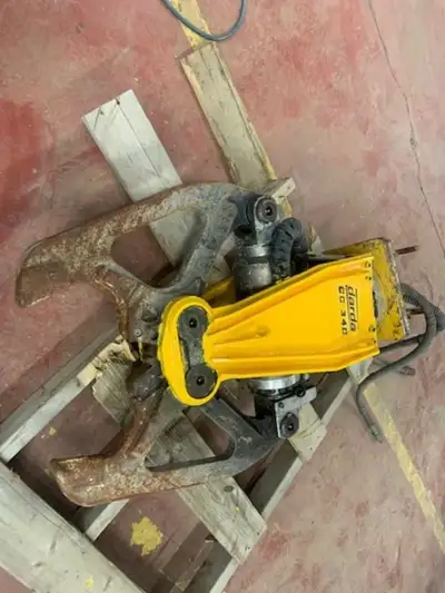 This unit is currently set up with Weldco Beales lugs for John Deere 17 Mini Excavator. Release Pres...