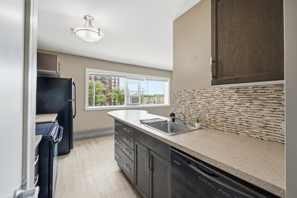 St. Vital - 2 BR - available Oct 15th 4