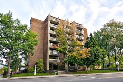 Appartement 4 et demi idéalement situé dans le quartier Saint-Sacrement, à proximité du Parc des Bra...