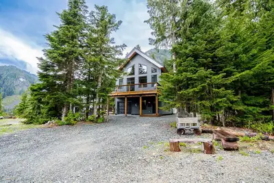 Tucked into the mountains of Hemlock Valley, 47020 Snowmist Drive is a warm and welcoming alpine esc...