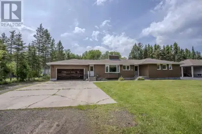 NEW LISTING! This is a 1,603 square foot, 3+1 bedroom + 3 bathroom home with double attached garage...