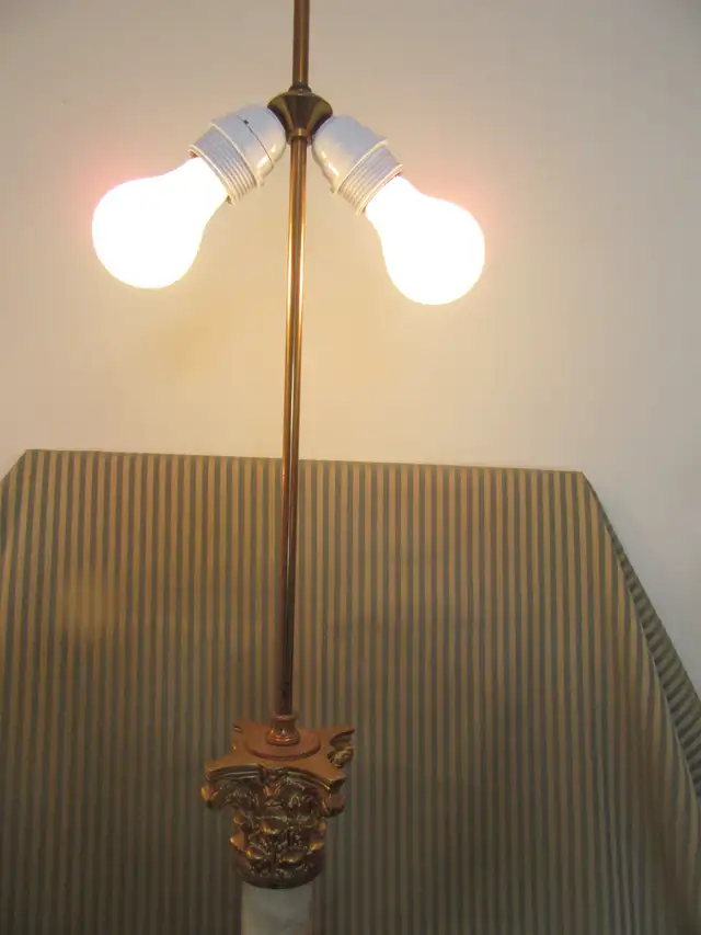 Tall Antique Marble And Gilt Bronze Corinthian Column Table Lamp in Indoor Lighting & Fans in City of Montréal - Image 10