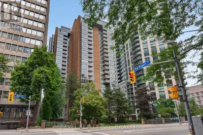 Welcome to the sought after residences at Rosedale Glen! Units like this rarely come up. This spacio...