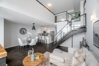AD #3158 Welcome to Unit 709 at 250 Manitoba Street a beautifully renovated 1+Den, 2-bath, two-level...
