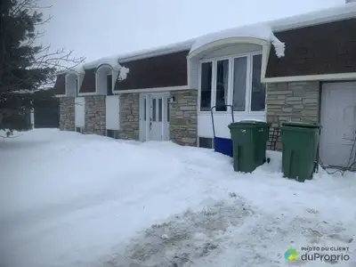 Belle maison sans voisin arrière. Grande cour qui donne en face du centre santé lebel. 3 chambre à c...