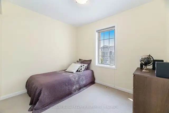 Sun-filled 3-bedroom, 3-storey Freehold end-unit townhouse in Houses for Sale in Oakville / Halton Region - Image 6