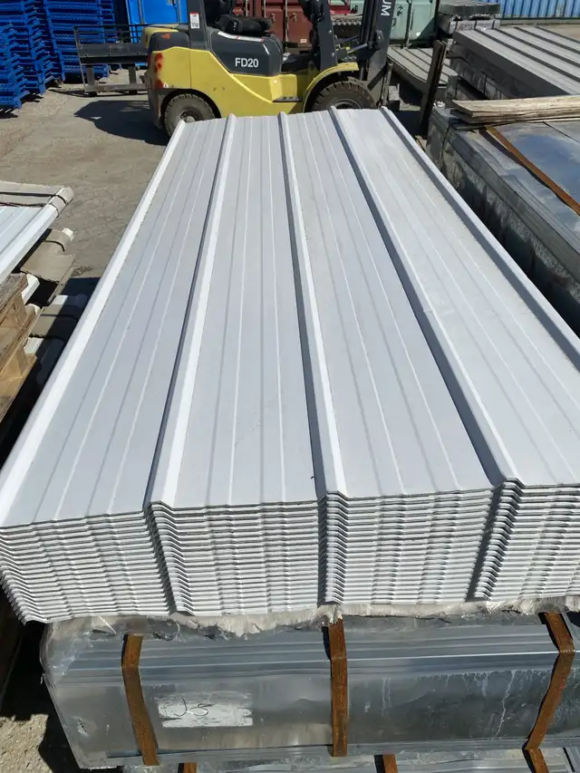 NEW 29 GA WHITE STEEL SIDING SHEET 18 FT 16 FT, 14 FT, 12 FT, 10 in Roofing in Medicine Hat - Image 2