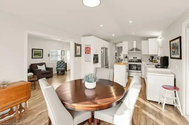UPDATED BUNGALOW IN GOLDEN HORSESHOE ESTATES - 2 BED, 1 BATH in Houses for Sale in Hamilton - Image 6
