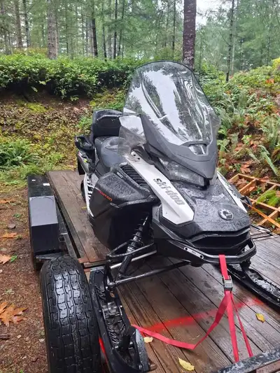 2022 Skidoo Expedition 900ace upgraded 2" lugs for deep snow, track is 16" wide, not WT. adjustable...