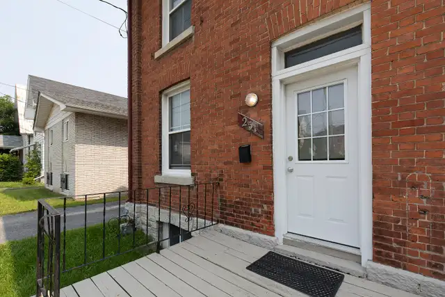 Inclusive 5 bed student house,steps to the Hub! -249 Division St in Long Term Rentals in Kingston - Image 3