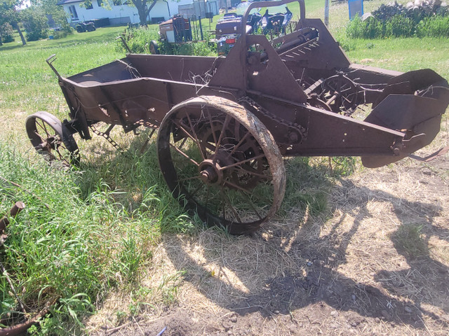 Antique steel wheel manure spreader in Arts & Collectibles in Belleville - Image 4