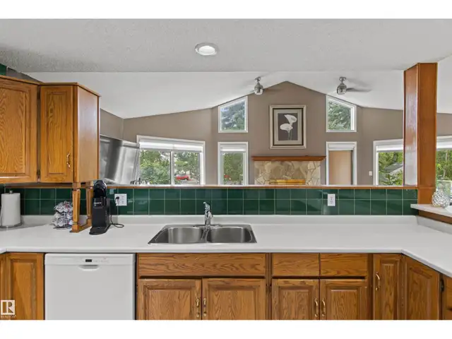 11139 157 AV NW Edmonton, Alberta in Houses for Sale in St. Albert - Image 8