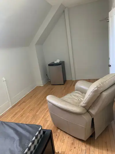 Clean and affordable rooms available in a quiet, well‑managed house in Sandy Hill. Ideal for student...