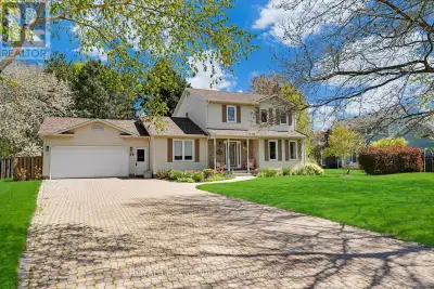 Beautifully maintained 4 bedroom, 2-storey home located in desirable Garrison Village, Niagara-on-th...