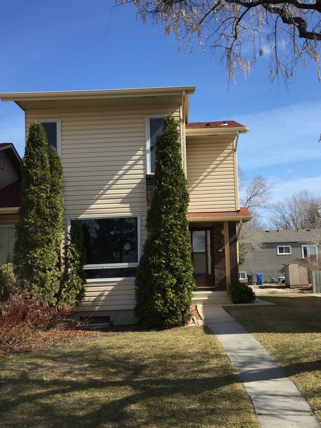 2 Bedroom plus Den Bunglow by Concordia Hospital July1, 1269 Long