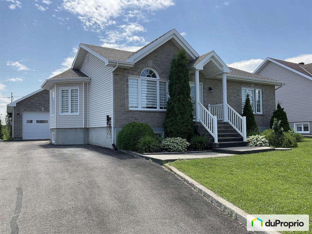 $545,900 - Bungalow for sale in Roberval — photo 1