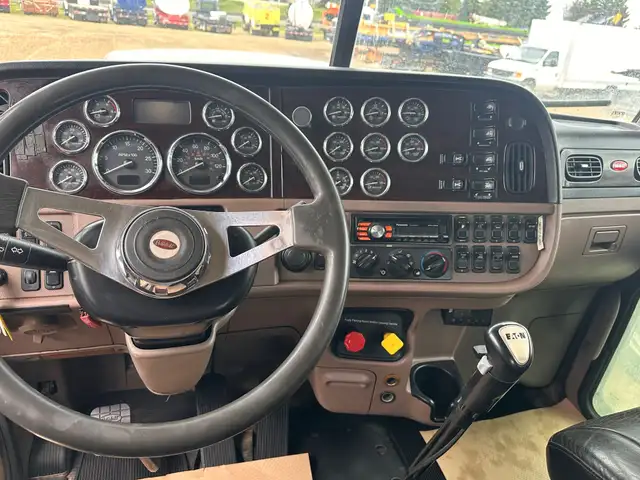 2014 PETERBILT 367 in Heavy Equipment in St. Albert - Image 9