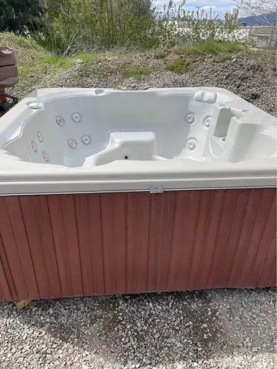 Cal Spa 83″x83″x34″ ✅ 32 Jets ✅ 2 Pumps, 1 Jet Pumps 1 Circ ✅ 6 Man Tub ✅ 220 V ✅ $ 5349.00 (does no...
