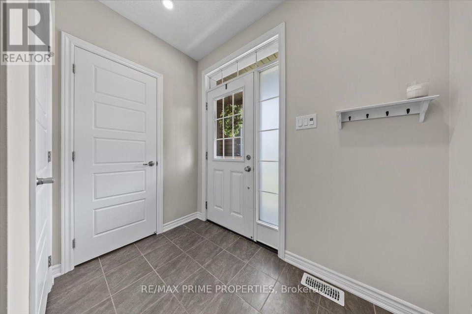350 SWEETFERN CRESCENT Ottawa, Ontario 2