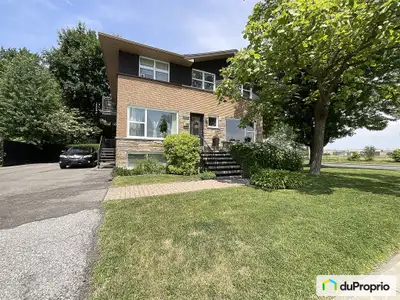 Rare quadruplex ayant l'aspect d'une maison. Situé dans un secteur très convoité du Vieux-Longueuil...