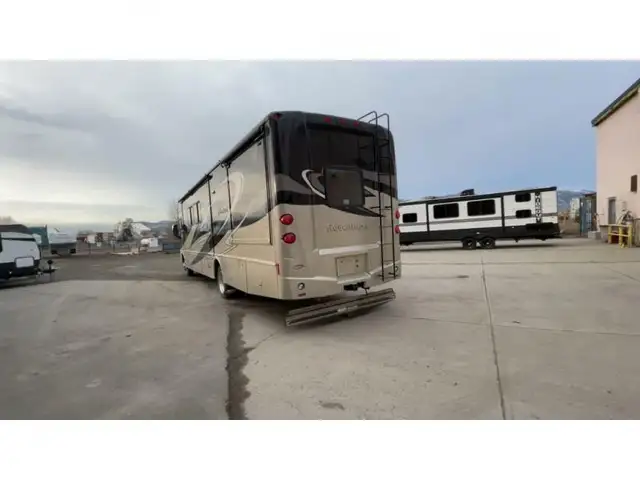 2014 Winnebago Adventurer 38Q in RVs & Motorhomes in Kamloops - Image 6