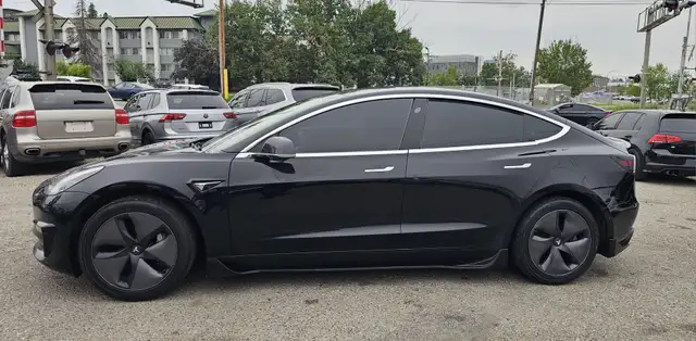 This Sedan/Saloon powered by a Electric engine.SPECIFICATIONS:557928323210301442