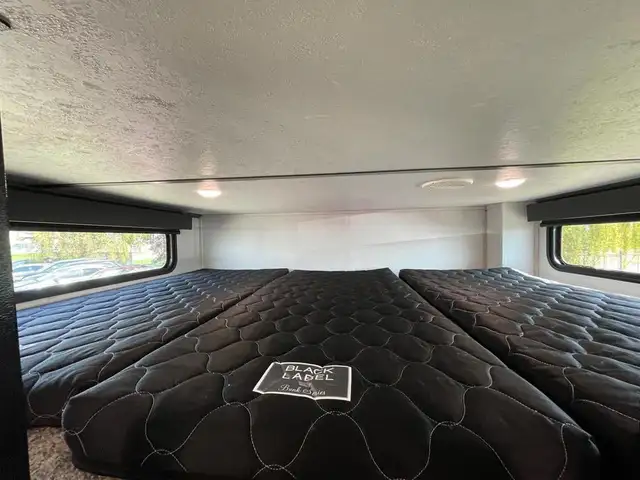 2020 Keystone 334BH in Travel Trailers & Campers in Edmonton - Image 10