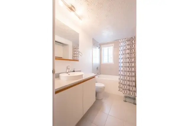 4 ½ - Situé tout près du CHUS (rue des Lys) in Long Term Rentals in Sherbrooke - Image 8