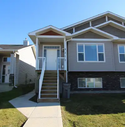 #2583 - Bright 3 Bedroom Upper Level August 1st $1650 Water incl