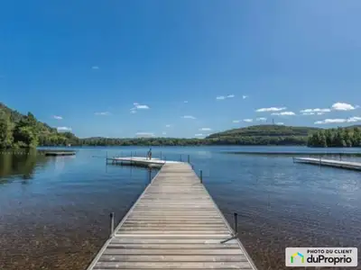 MISE EN VENTE ET VISITES SUSPENDUES TEMPORAIREMENT Rare TERRAIN BOISÉ disponible de 43 206 pi² pemet...