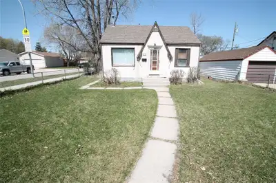 2D//Winnipeg/Two Bedroom Home in the Heart of St. Vital! Located on a spacious corner lot, this prop...