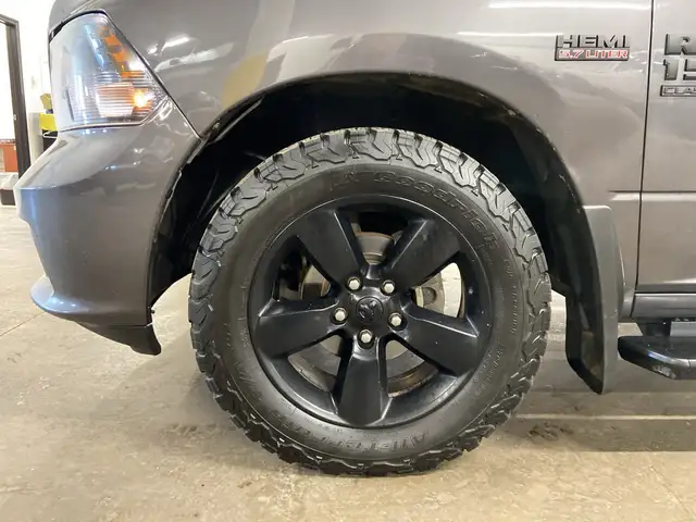 2023 Ram 1500 Classic Express 4x4 Crew Cab NIGHT PKG TOUCHSCREEN in Cars & Trucks in Calgary - Image 10