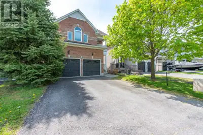 Welcome to this stunning all-brick, detached 2-storey home with 3 spacious bedrooms and a 2-car gara...