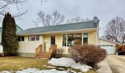 R14//Selkirk/OPEN HOUSE 12:00 - 2:00 pm Sunday April 19th. Updated home features three good sized be...