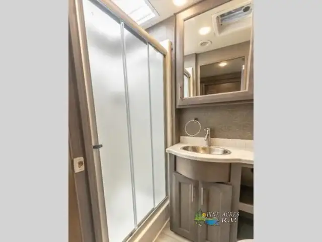 2022 Thor Motor Coach Challenger 35MQ only 6,310 Miles in RVs & Motorhomes in Moncton - Image 43