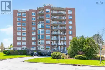 Welcome to Unit 802 at 99 Waterfront Drive, a top floor condo in the highly desirable Convoy Quay Ga...