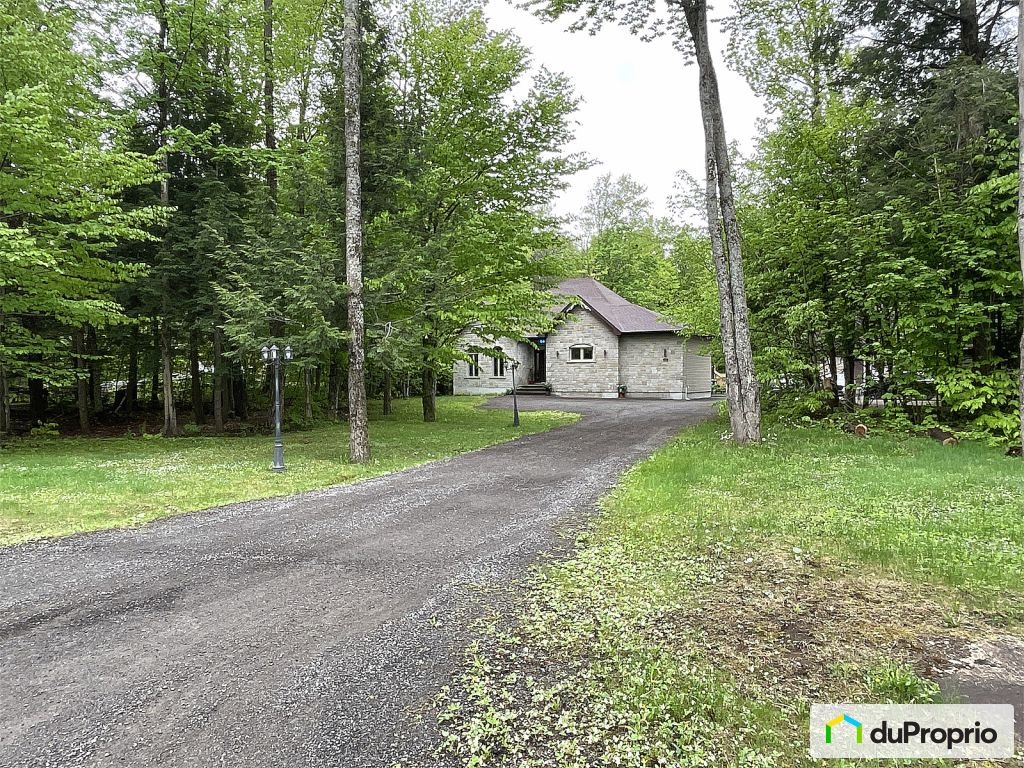 $990,999 - Bungalow for sale in St-Colomban — photo 1