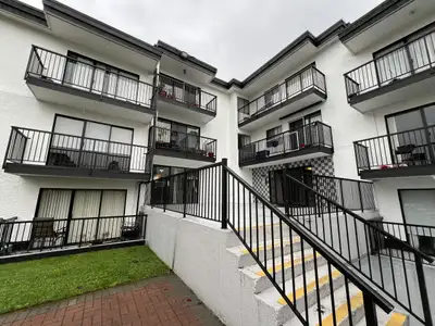 A quiet family-oriented apartment building surrounded by trees and the Gardens, they are spacious, w...