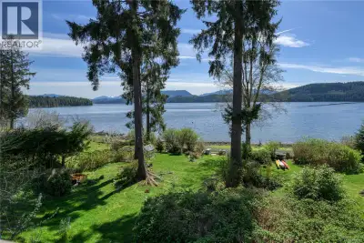 Truly unique, one-of-a-kind waterfront home in beautiful Coal Harbour. This stunning property featur...