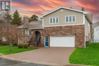 Welcome to 7 Banbury Close in the prestigious Sheffield-in-the-Park community of Halifax. This decep...