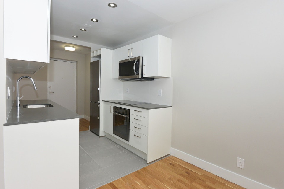 Two bedroom, Eglinton and Don Valley Parkway - ID 696 3