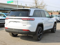 4x4, 3.6L V6, Black Appearance Package, Trailer Tow Package, Dual-Pane Panoramic Sunroof, 9 Amplifie... (image 4)