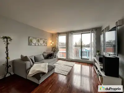 PRIX REVISÉ Superbe condo lumineux situé au 3e et dernier étage. Luminosité exceptionnelle grâce à s...