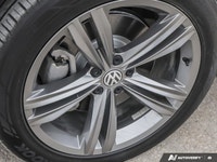* 4MOTION All-Wheel Drive, 8-speed automatic with Tiptronic * Selectable modes via Active Control, i... (image 8)