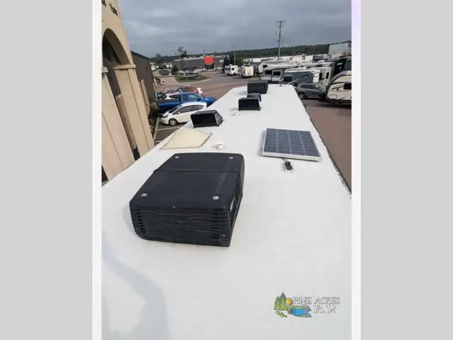 2022 Thor Motor Coach Challenger 35MQ only 6,310 Miles in RVs & Motorhomes in Moncton - Image 37