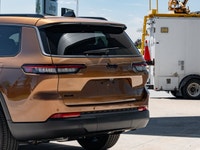Welcome to 400 Chrysler Dodge Jeep Ram. 4x4 Drivetrain for all-terrain capability - Advanced infotai... (image 6)