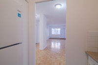 Akelius one bedroom apartment for rent. Located near Av. Wilderton in the Notre-Dame-De-Grace neighb... (image 4)