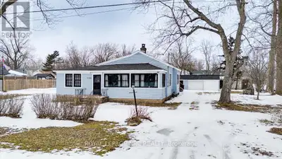 Classic bungalow cottage in the Thunder Bay Area of Ridgeway, only moments away from Lake Erie, Bern...