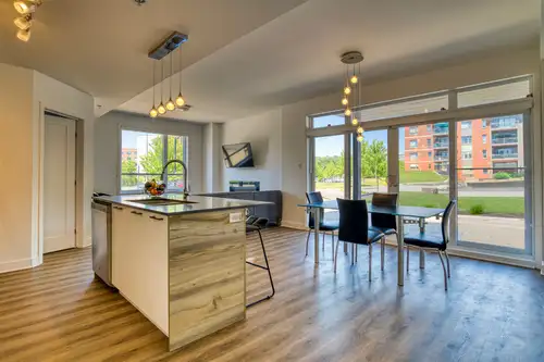 Magnifique condo locatif 3 ½ de 909 pi² situé au rez-de-chaussée, adossé au golf municipal de Saint-...